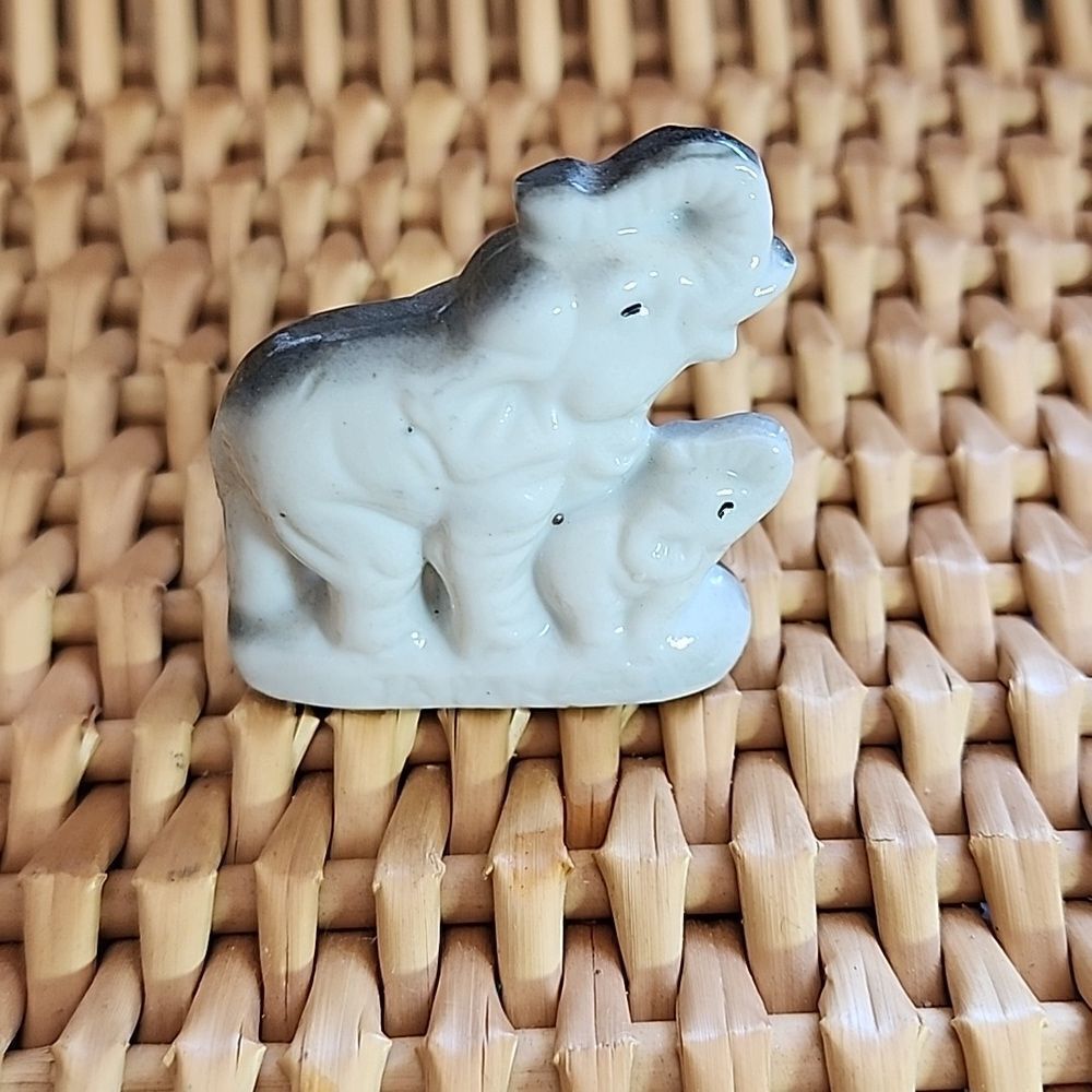 Vintage Mama & Baby Elephant Figurine Made In Japan